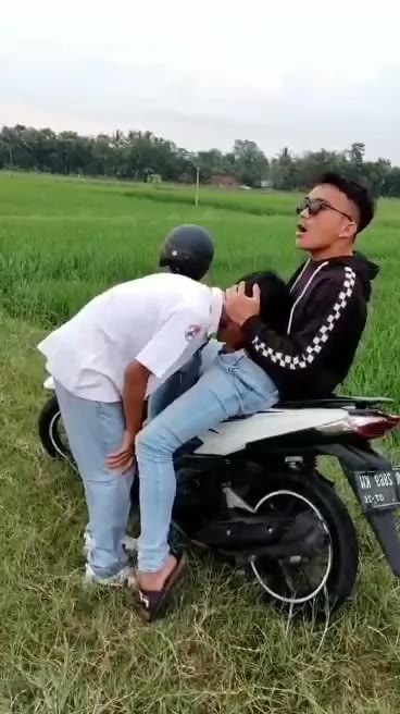 Bokep Indo Viral Gay Sesama Cowok Ngentot di Sawah part 1